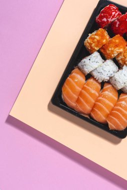 Japon Gıda Konsepti. Çeşitli Suşi paketleri. Paket.