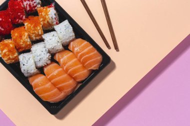 Japon Gıda Konsepti. Çeşitli Suşi paketleri. Paket.