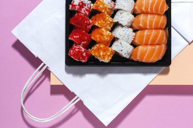 Japon Gıda Konsepti. Çeşitli Suşi paketleri. Paket.