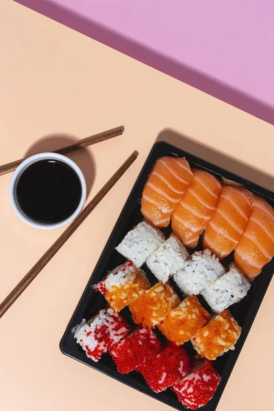 Japansk Mat Koncept Blandade Sushi Bort Box Delivery Sea Mat — Stockfoto