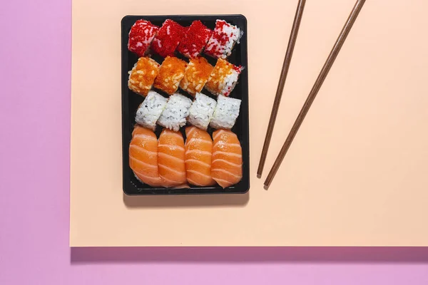 Japonské Jídlo Koncepce Sorted Sushi Odnést Krabice Jít Dodávka Mořské — Stock fotografie