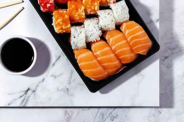 Concepto Comida Japonesa Sushi Surtido Llevar Box —  Fotos de Stock