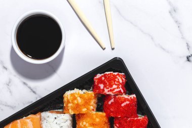 Japon Gıda Konsepti. Çeşitli Suşi paketleri. Paket.