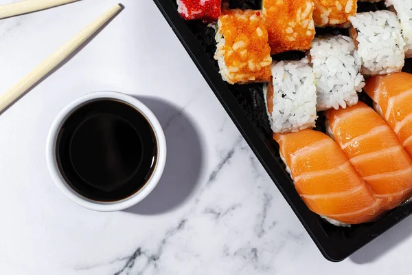 Japonské Jídlo Koncepce Sorted Sushi Odnést Krabice Jít Dodávka Mořské — Stock fotografie