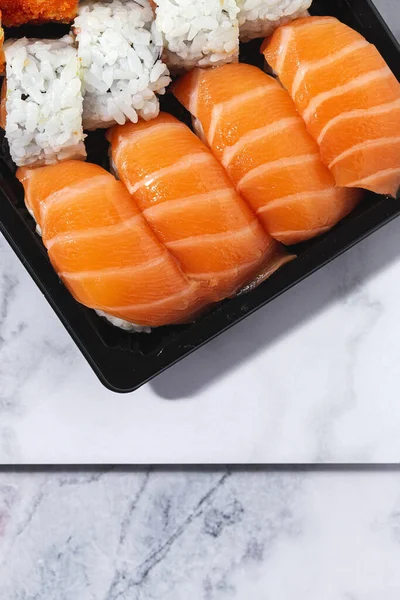 Japońska Koncepcja Jedzenia Różne Sushi Zabrać Box Delivery Sea Żywności — Zdjęcie stockowe