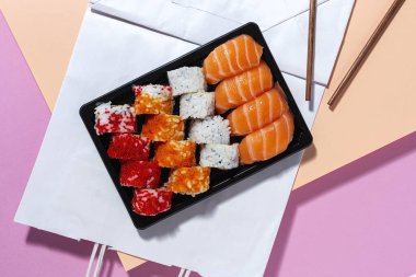 Japon Gıda Konsepti. Çeşitli Suşi paketleri. Paket.