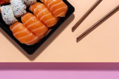 Japon Gıda Konsepti. Çeşitli Suşi paketleri. Paket.