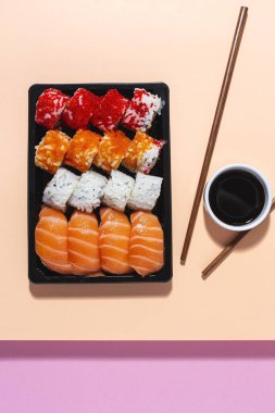 Japon Gıda Konsepti. Çeşitli Suşi paketleri. Paket.