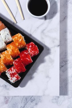 Japon Gıda Konsepti. Çeşitli Suşi paketleri. Paket.