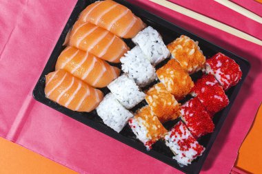 Japon Gıda Konsepti. Çeşitli Suşi paketleri. Paket.