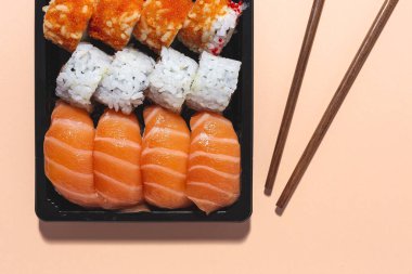 Japon Gıda Konsepti. Çeşitli Suşi paketleri. Paket.