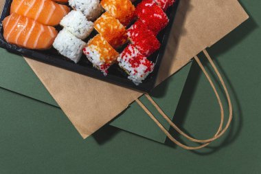 Japon Gıda Konsepti. Çeşitli Suşi paketleri. Paket.