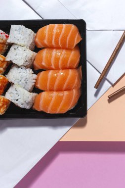 Japon Gıda Konsepti. Çeşitli Suşi paketleri. Paket.