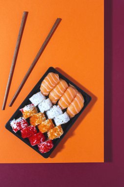 Japon Gıda Konsepti. Çeşitli Suşi paketleri. Paket.