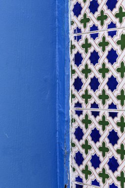 Tanca 'nın eski Medine' sindeki Arap mimarisinin ayrıntıları. Fas. Pencereler, kapılar, evler ve sokaklar.