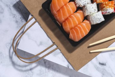 Japon Gıda Konsepti. Çeşitli Suşi paketleri. Paket.