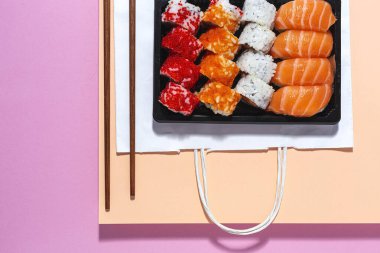 Japon Gıda Konsepti. Çeşitli Suşi paketleri. Paket.