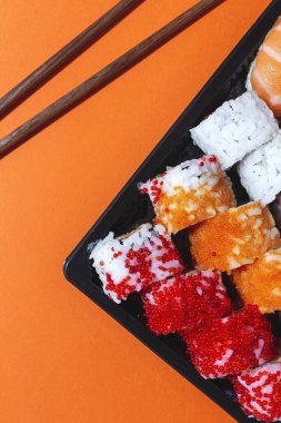 Japon Gıda Konsepti. Çeşitli Suşi paketleri. Paket.