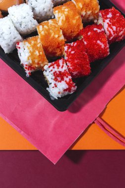 Japon Gıda Konsepti. Çeşitli Suşi paketleri. Paket.