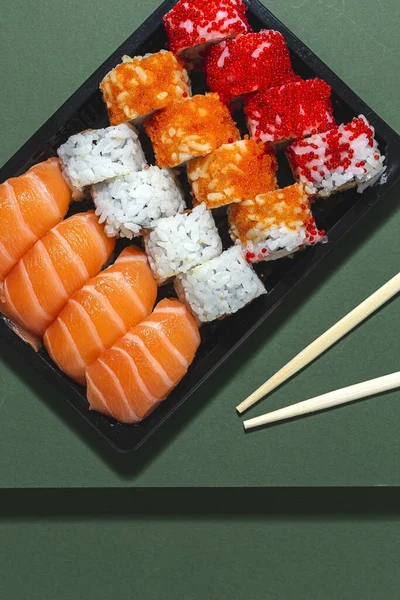 Japońska Koncepcja Jedzenia Różne Sushi Zabrać Box Delivery Sea Żywności — Zdjęcie stockowe