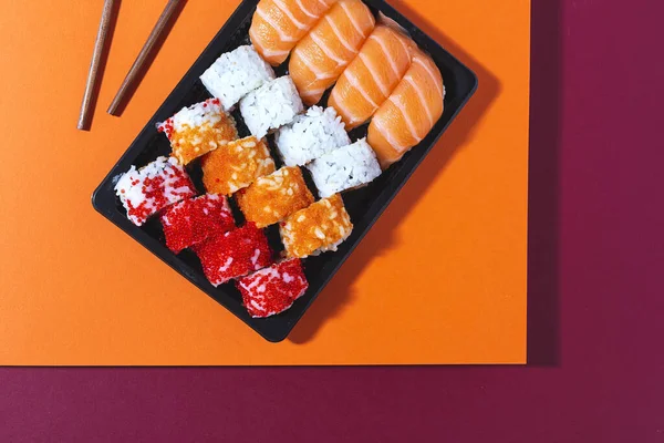 Japon Gıda Konsepti. Çeşitli Suşi paketleri. Paket.