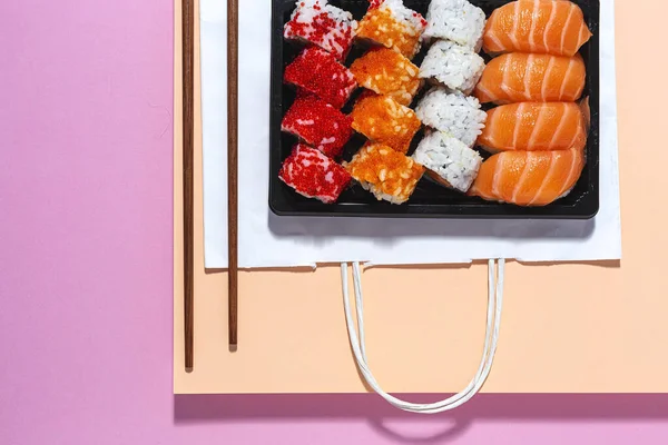 Japon Gıda Konsepti. Çeşitli Suşi paketleri. Paket.