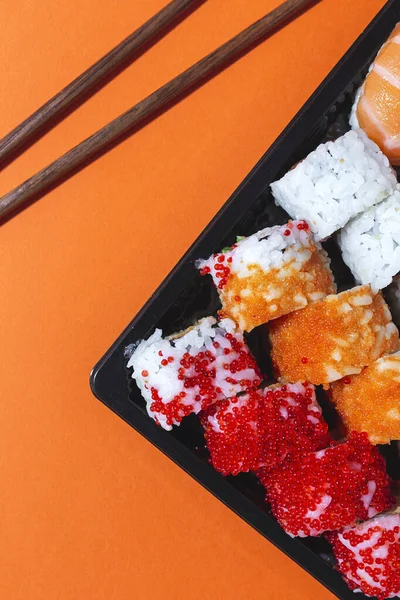 Japon Gıda Konsepti. Çeşitli Suşi paketleri. Paket.