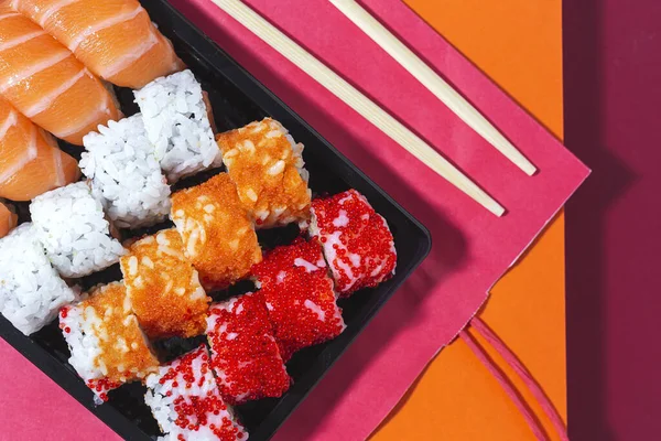 Japon Gıda Konsepti. Çeşitli Suşi paketleri. Paket.