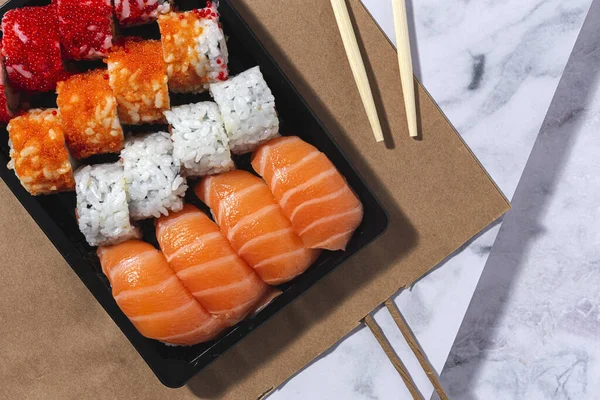 日本人的食物观念 把寿司放到盒子里带走 — 图库照片