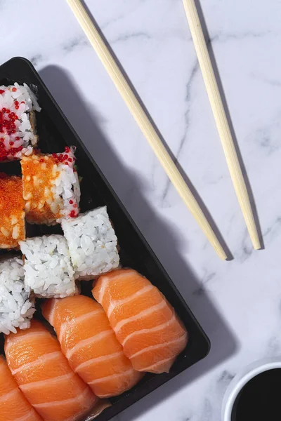 Japon Gıda Konsepti. Çeşitli Suşi paketleri. Paket.