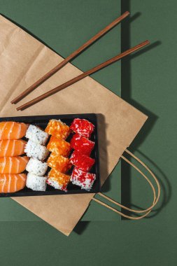 Japon Gıda Konsepti. Çeşitli Suşi paketleri. Paket.