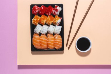 Japon Gıda Konsepti. Çeşitli Suşi paketleri. Paket.