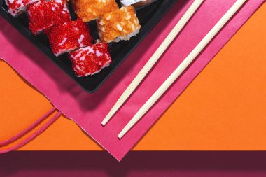 Japon Gıda Konsepti. Çeşitli Suşi paketleri. Paket.