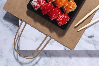 Japon Gıda Konsepti. Çeşitli Suşi paketleri. Paket.