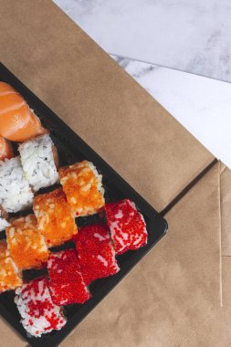 Japon Gıda Konsepti. Çeşitli Suşi paketleri. Paket.