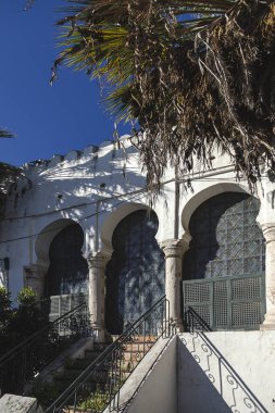 Tanca 'nın eski Medine' sindeki Arap mimarisinin ayrıntıları. Fas. Pencereler, kapılar, evler ve sokaklar.