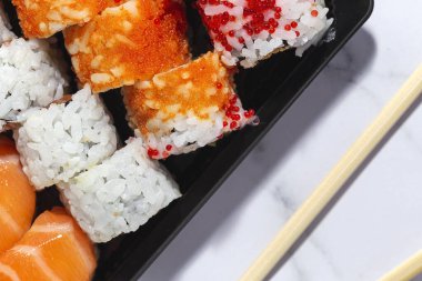 Japon Gıda Konsepti. Çeşitli Suşi paketleri. Paket.