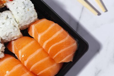 Japon Gıda Konsepti. Çeşitli Suşi paketleri. Paket.