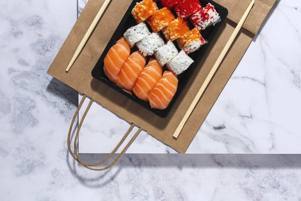 Japonské Jídlo Koncepce Sorted Sushi Odnést Krabice Jít Dodávka Mořské — Stock fotografie