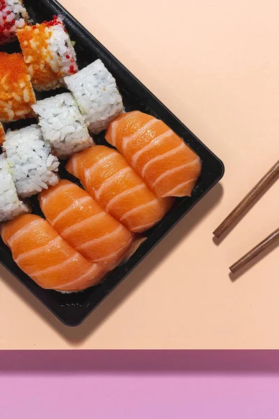 日本人的食物观念 把寿司放到盒子里带走 — 图库照片