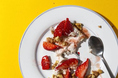 Renkli arkaplanda taze çilekli krem peynirli tost.