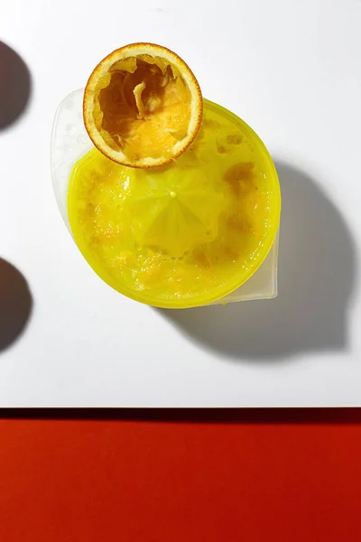 Φλούδες Πορτοκαλιού Χρωματιστό Φόντο Μετά Συμπίεση Για Κάνει Φρέσκο Χυμό — Φωτογραφία Αρχείου