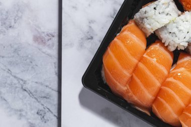 Japon Gıda Konsepti. Çeşitli Suşi paketleri. Paket.