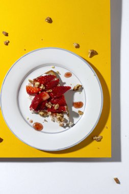 Renkli arkaplanda taze çilekli krem peynirli tost.