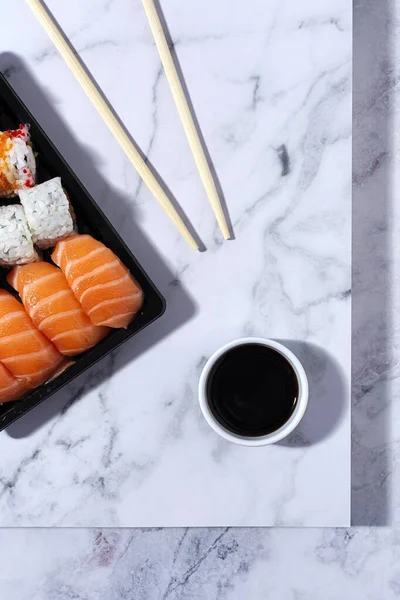 Japońska Koncepcja Jedzenia Różne Sushi Zabrać Box Delivery Sea Żywności — Zdjęcie stockowe