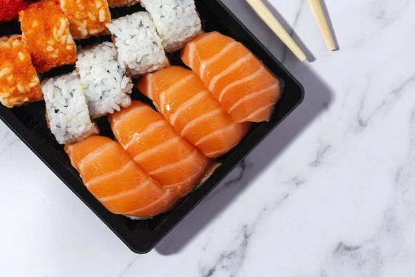 Concepto Comida Japonesa Sushi Surtido Llevar Box —  Fotos de Stock