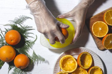 Mutfakta taze portakal suyu yapıyorum. Sağlıklı içki. Vegan konsepti.