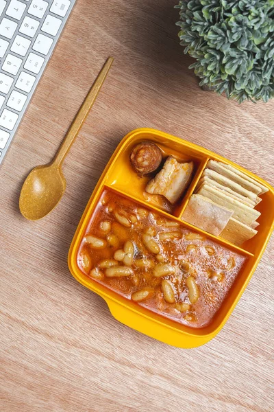 Almuerzo Lugar Trabajo Frijoles Con Chorizo Carne Lonchera Mesa Trabajo — Foto de Stock