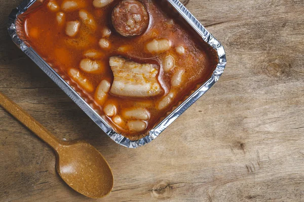 Almuerzo Lugar Trabajo Frijoles Con Chorizo Carne Recipiente Aluminio Mesa — Foto de Stock