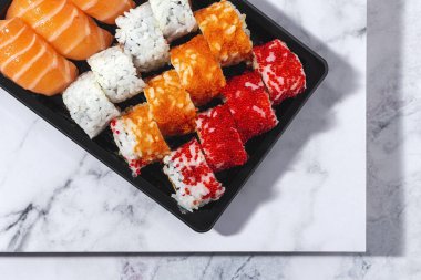 Japon Gıda Konsepti. Çeşitli Suşi paketleri. Paket.